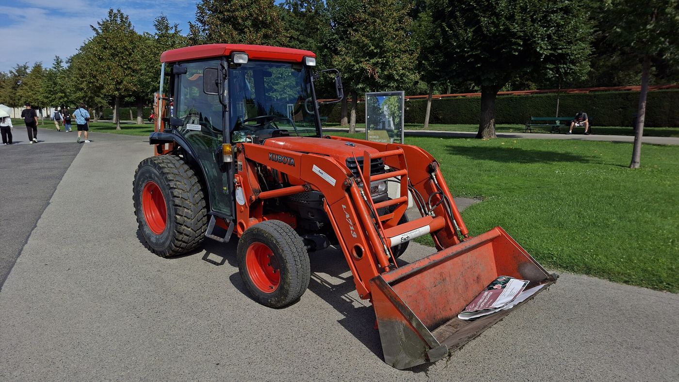 Photo: Novoklimov · CC BY 4.0 Compact tractor with front loader. Photo: Novoklimov, CC BY 4.0, via Wikimedia Commons.