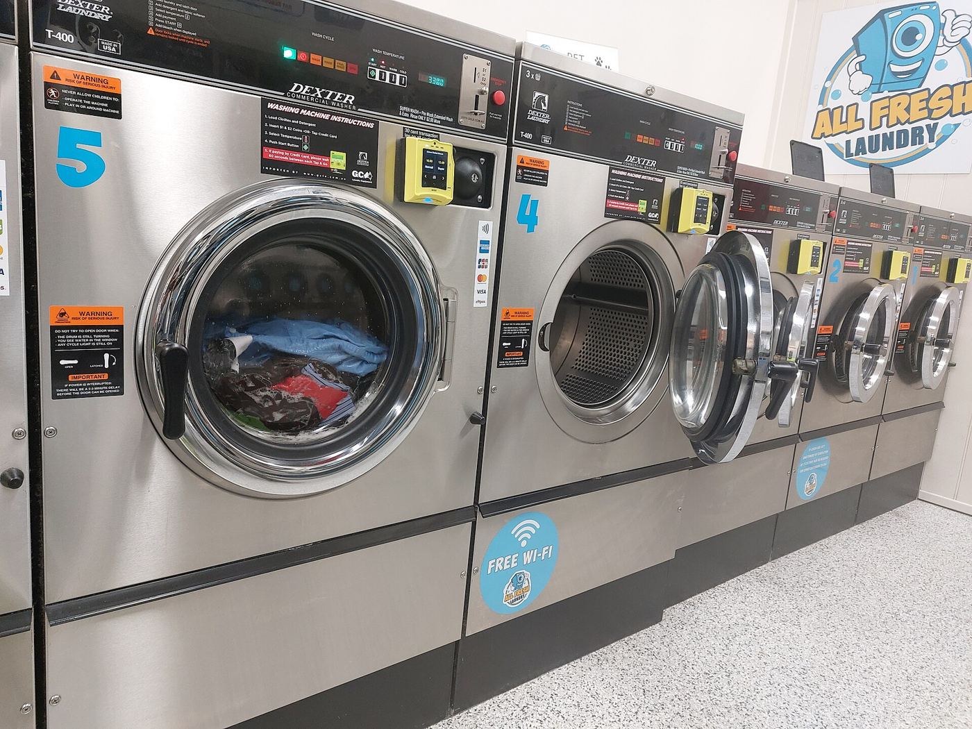 Photo: ArtOfHappiness · CC BY-SA 4.0 Row of front-load washing machines. Photo: ArtOfHappiness, CC BY-SA 4.0, via Wikimedia Commons.