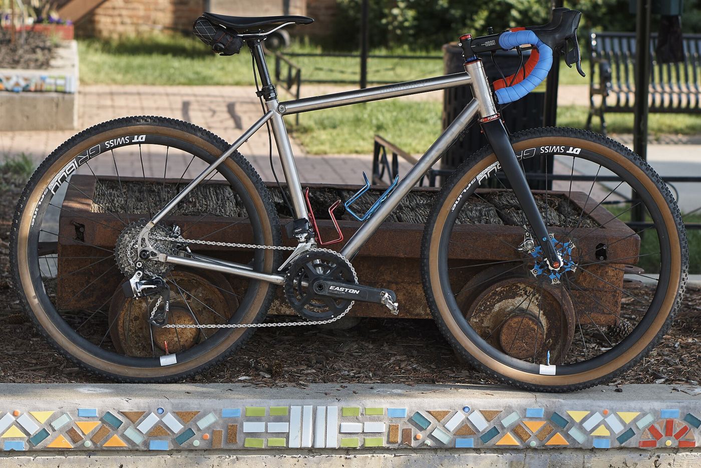 Photo: Jeff Dieffenbach · CC BY 4.0 Gravel bicycle. Photo: Jeff Dieffenbach, CC BY 4.0, via Wikimedia Commons.