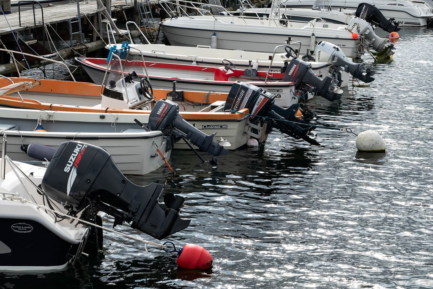 Photo: W.carter · CC0 Outboard motors on boats at a dock. Photo: W.carter, CC0, via Wikimedia Commons.