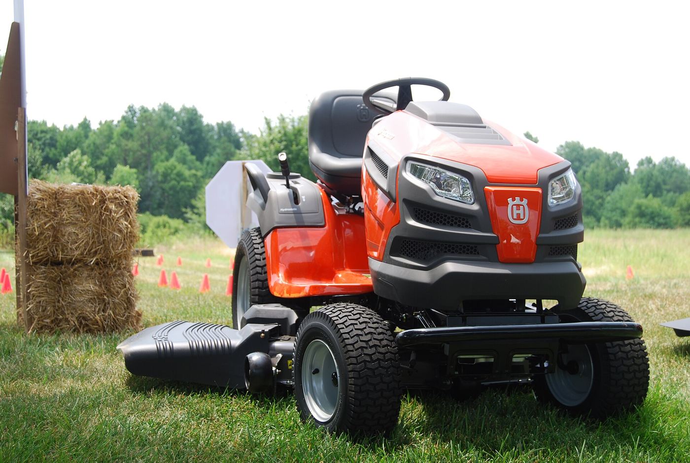 Photo: Charles & Hudson · CC BY-SA 2.0 Riding lawn mower. Photo: Charles & Hudson, CC BY-SA 2.0, via Wikimedia Commons.