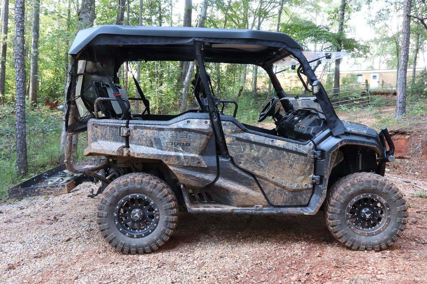 Photo: Big Blue Gnu · CC BY-SA 4.0 Side-by-side UTV parked in a forest. Photo: Big Blue Gnu, CC BY-SA 4.0, via Wikimedia Commons.