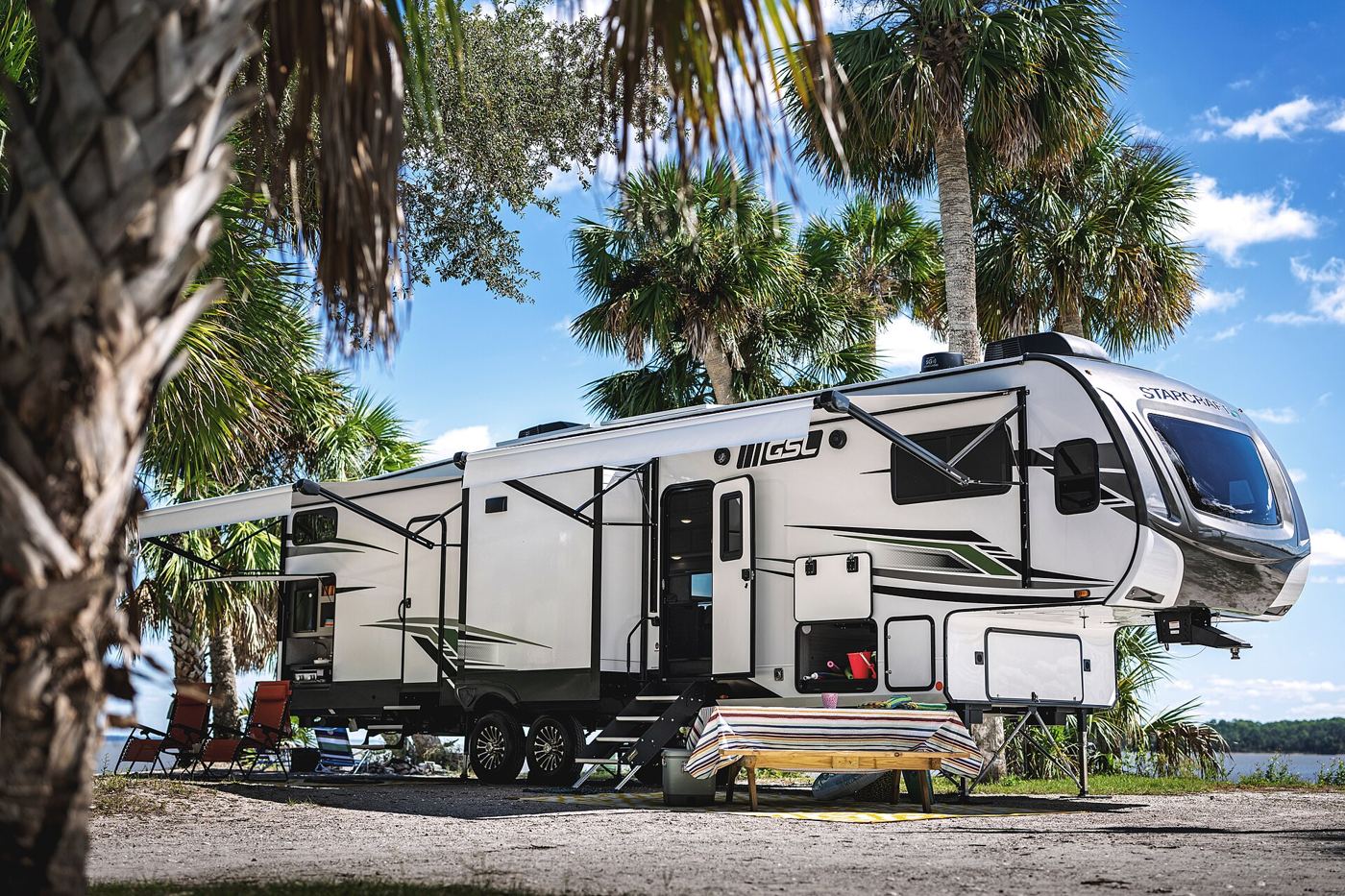 Photo: Anshamblen15 · CC BY-SA 4.0 Fifth-wheel RV trailer. Photo: Anshamblen15, CC BY-SA 4.0, via Wikimedia Commons.